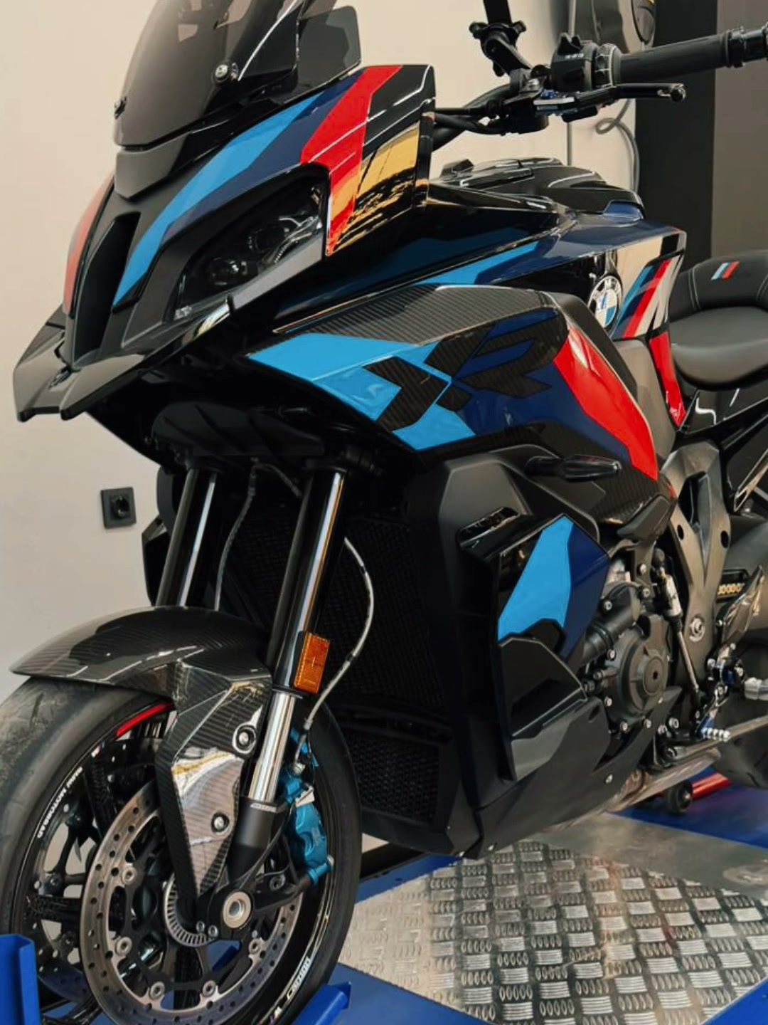 Μοτοσυκλέτα BMW M 1000 XR σε ανυψωτήρα στο συνεργείο μας στην Ηλιούπολη