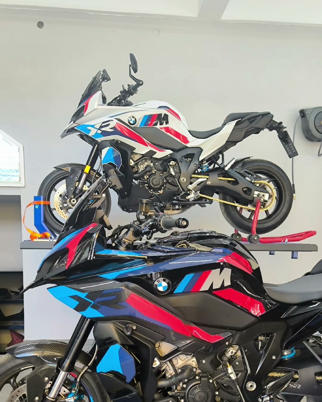 Δύο BMW σε ανυψωτήρες μέσα στο συνεργείο